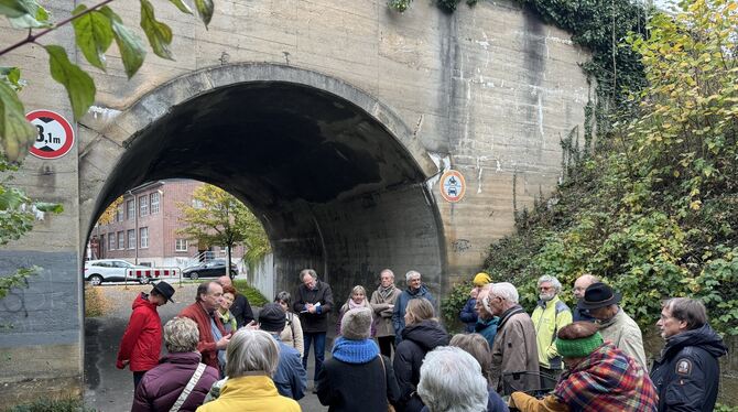 Rund 30 Leute haben Stadtarchivar Rolf Bidlingmaier auf einem historischen Spaziergang durch die Stadt Metzingen begleitet.