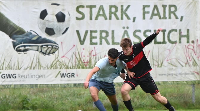 Doppeltorschütze Erik Müller (FC Mittelstadt, rechts) ringt mit Rommelsbach Mert Mete um den Ball.