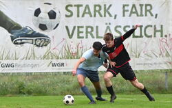 Doppeltorschütze Erik Müller (FC Mittelstadt, rechts) ringt mit Rommelsbach Mert Mete um den Ball.