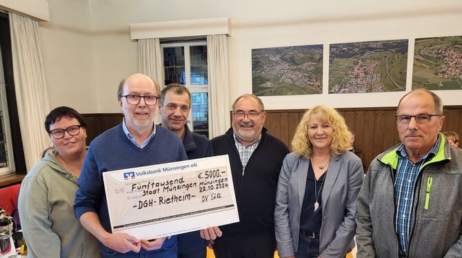 Rietheimer Vereine spenden der Stadt Münsingen 5.000 Euro für das Bauvorhaben Dorf-gemeinschaftshaus Rietheim.  FOTO: BLOCHING