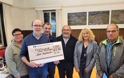 Rietheimer Vereine spenden der Stadt Münsingen 5.000 Euro für das Bauvorhaben Dorf-gemeinschaftshaus Rietheim.  FOTO: BLOCHING  