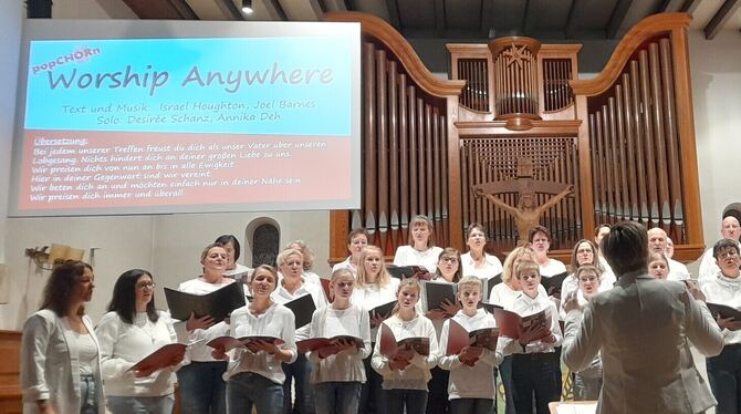 Der »PopCHORn« rockte die Michaelskirche in Genkingen.  FOTO: PR