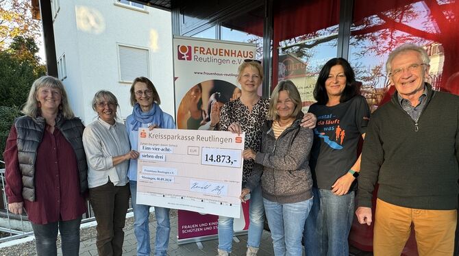 Bei der Spendenübergabe vor dem Metzinger Kulturforum: (von links) Elke Kapp, Karin Weible-Unger, Sabine Lommel, Susanne Hoppenk Bei der Spendenübergabe vor dem Metzinger Kulturforum: (von links) Elke Kapp, Karin Weible-Unger, Sabine Lommel, Susanne Hoppenk