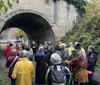 Viele Leute haben Stadtarchivar Rolf Bidlingmaier auf einem historischen Spaziergang durch die Stadt Metzingen begleitet.  FOTO: