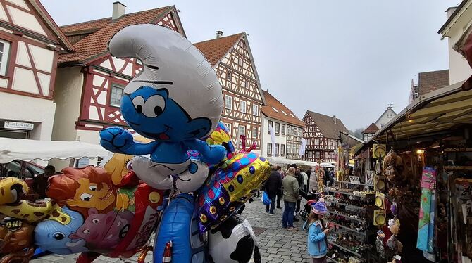 Bunt und lebendig geht's zu in Trochtelfingen, wenn der Nationalfeiertag - der Martinimarkt - im Städtle Menschen zum Bummeln du