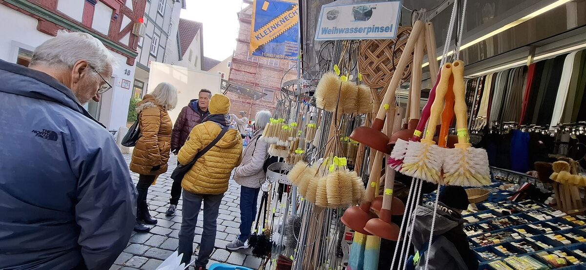 Alles für den Haushalt: Eine Bürste kann man immer gebrauchen. Einen Weihwasserpinsel auch?