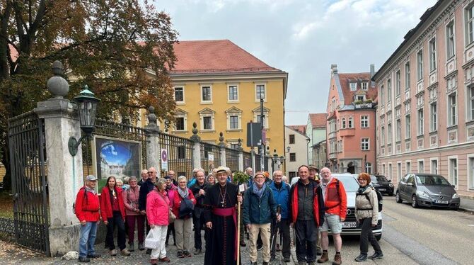 Die Pilger auf dem Wolfgangsweg haben den letzten Abschnitt in Regensburg mit Bischof Dr. Rudolf Voderholzer absolviert.  FOTO: