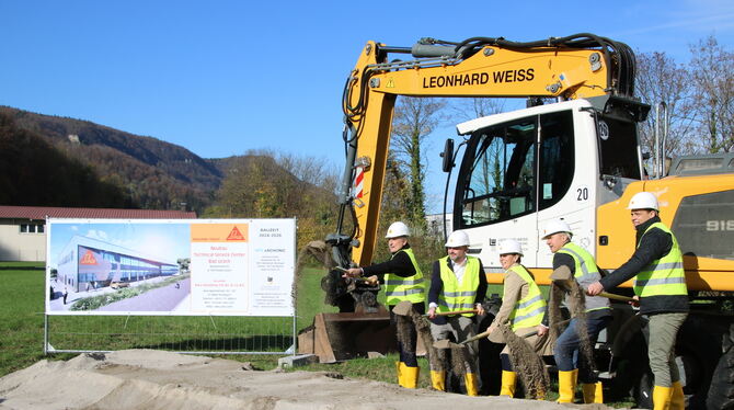 Daniele Schmiedle, Geschäftsführerin der Sika Deutschland GmbH, mit an der Projektplanung beteiligten Mitarbeitern beim Spatenst