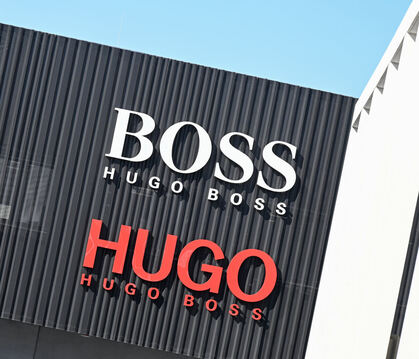 Das Logo des Modekonzerns Hugo Boss, aufgenommen  in Metzingen.  Foto: Weissbrod/dpa