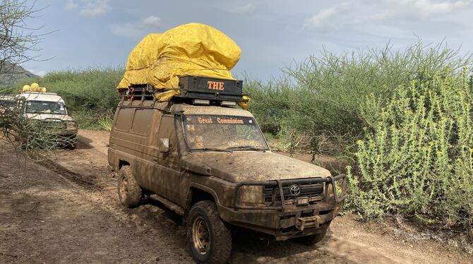 Die Fahrzeuge nach einer Woche offroad auf dem Weg nach Loitimor und zurück. Die Vorräte wurden knapp. Das Bild rechts zeigt den