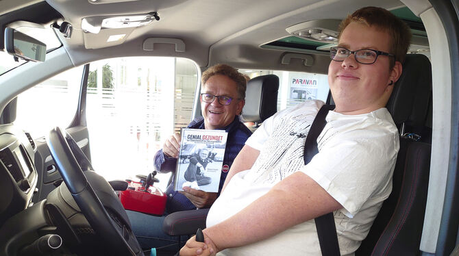 Zwei Premieren: Nico hat frisch den Führerschein, Roland Arnold sein erstes Buch verfasst.