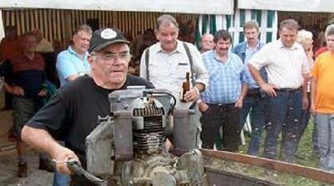 Schweres Gerät: Heinz Rist mit seiner Motorsäge anno 1943 in Aktion.
FOTO: SEITZ