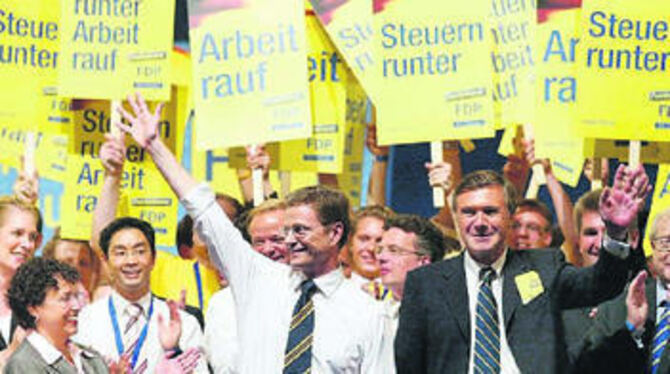 Die FDP bläst zum Endspurt: Allen voran ihr Vorsitzender Guido Westerwelle und Fraktions-Chef Wolfgang Gerhardt.
FOTO:DPA