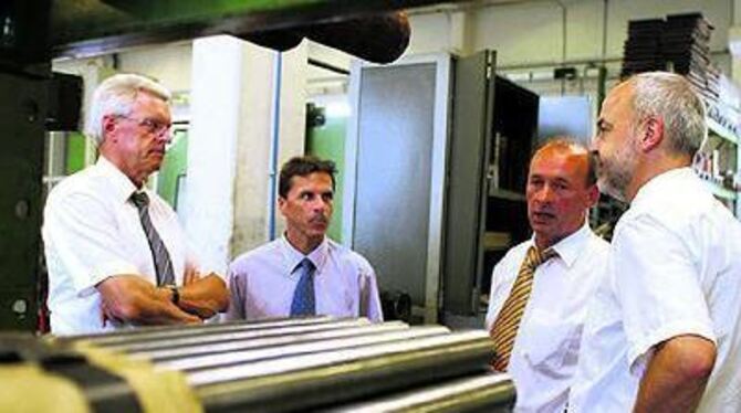 Gerhard Müller ( 2. von rechts) hat in der Garage klein angefangen. Heute beschäftigt die Werkzeugbau-Firma Wagner rund 80 Mitarbeiter und verkauft in der ganzen Welt. Hier erzählt der Geschäftsführer seine Erfolgsgeschichte dem Reutlinger Landrat Thomas Reumann (rechts), sowie dem Pliezhäuser Bürgermeister Otwin Brucker und seinem Nachfolger Christof Dold.
FOTO: FINK