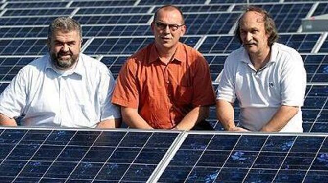 Die größte Photovoltaik-Anlage der Region: Martin Scherer, Thomas Vöhringer und Wolfgang Barth (von links) inmitten der Solarmodule auf dem Dach der neuen Vöhringer-Produktionshalle in Trochtelfingen.  FOTO: BAIER