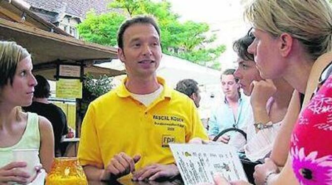 Pascal Kober im Streitgespräch mit engagiertem weiblichem Reutlinger Weindorf-Publikum über Steuern.  GEA-FOTO: KUNZE