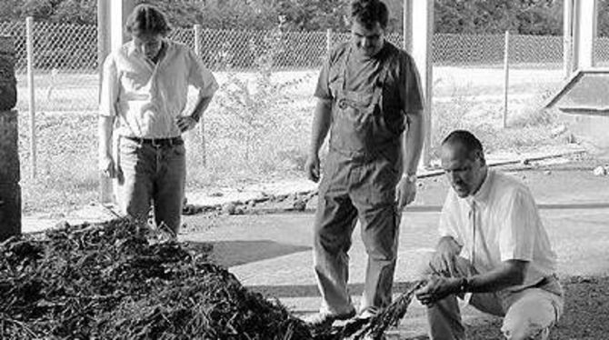 Die Öffentlichkeitsarbeit bringt als Ergebnis ein gutes Biomüll-Material, meint der Landkreis-Müllberater Kurt Dimmler (links); Jürgen Werz (Mitte, neben ihm Abfallwirtschaftsamtsleiter Thomas Leichtle) betreut die Anlage seit zehn Jahren.
GEA-FOTO: BARAL