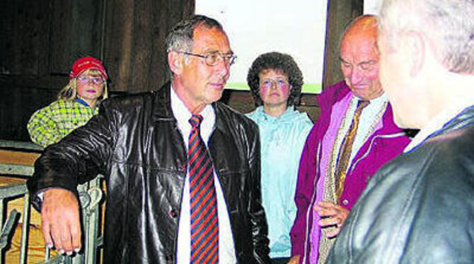 Gespräch im Kuhstall: Ernst-Reinhard Beck mit dem CDU-Agrarexperten Helmut Kiefl und dem Vorsitzenden des Kreisbauernverbandes, Gebhard Aierstock (von links). Im Hintergrund die Familie vom Bremelauer Teichackerhof.
GEA-FOTO: DEW