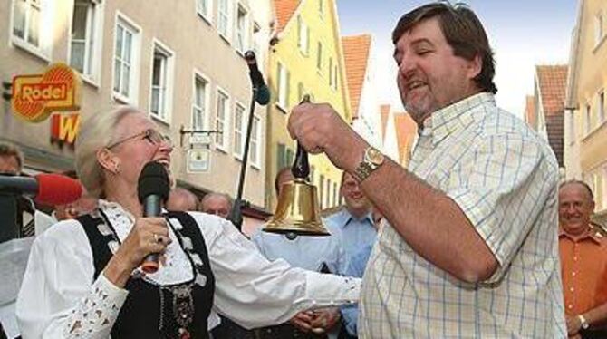 Übergab symbolisch an Julius Vohrer die »Heim-läut-Glocke« des Weindorfs: Margret Grimm (links).
FOTO: TRINKHAUS