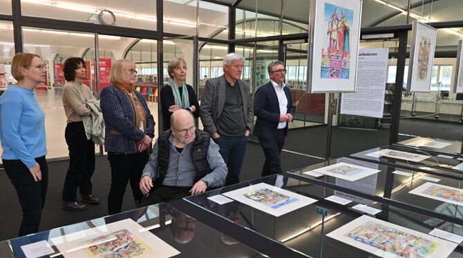 Karikaturen des Mössinger Alt-Bürgermeisters Erwin Kölle in der Pausa-Tonnenhalle. Kuratorin Dr. Franz (links), Oberbürgermeiste