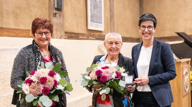 Lilli Reusch und Ulrike Sippli (von links) bekommen von Metzingens OB Carmen Haberstroh im Neuhäuser Bindhof die Bürgermedaille