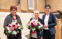 Lilli Reusch und Ulrike Sippli (von links) bekommen von Metzingens OB Carmen Haberstroh im Neuhäuser Bindhof die Bürgermedaille 