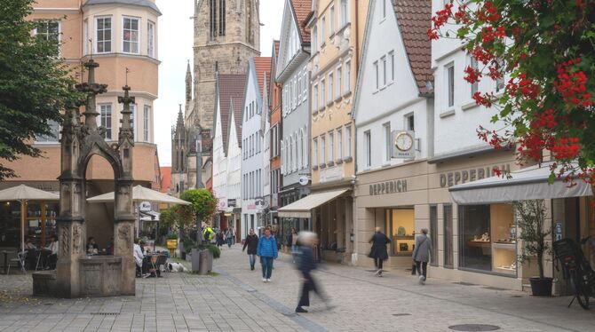 Am Duzen und Siezen scheiden sich auch bei Passanten auf der Wilhelmstraße die Geister.