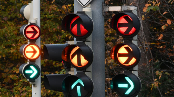 Verkehrsampeln leuchten in Rot, Gelb und Grün. Den Farben der Regierungsparteien. Das Dreierbündnis ist Geschichte.