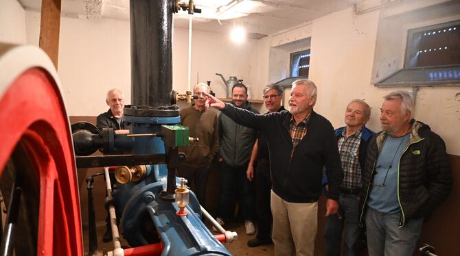 Wasserversorgung, Pumpenhäusle, Schloss Lichtenstein, Honau So funktioniert’s: Hans Gerstenmaier erklärt seinen Mitstreitern, worauf man beim Anschalten der Pumpe achten muss.