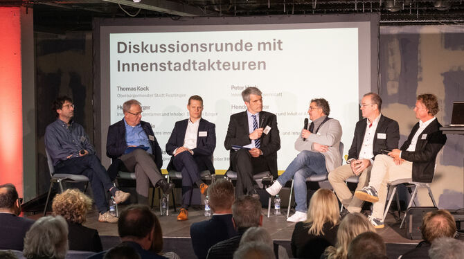 Christoph Heise (Mitte) stellte die Fragen, OB Thomas Keck (Zweiter von links) hörte bei der Podiumsrunde mit Hubert Berger,  Ch