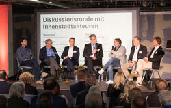 Christoph Heise (Mitte) stellte die Fragen, OB Thomas Keck (Zweiter von links) hörte bei der Podiumsrunde mit Hubert Berger,  Ch