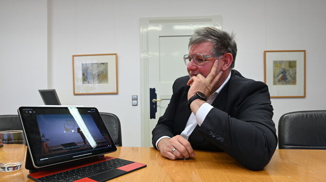 Der Reutlinger Landrat Dr. Ulrich Fiedler schaut gerne auf seinem Tablet jene Szene der Mitarbeiterversammlung an, auf der er al