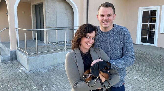 Nina Hübner und Steffen Marzin übernehmen den ehemaligen Alznauer Hof in Gomaringen. Mit von der Partie ist auch der Haus- und H