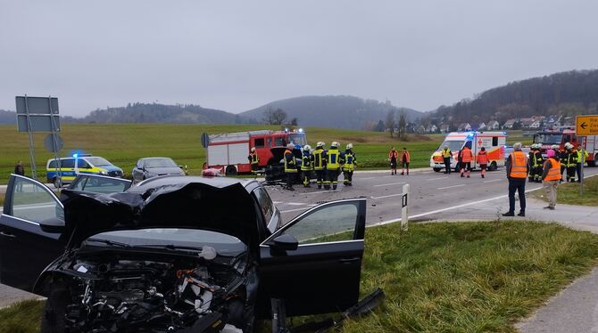 Zwei Autos sind an dieser Straßeneinmündung zwischen Kohlstetten und Kleinengstingen frontal zusammengstoßen.