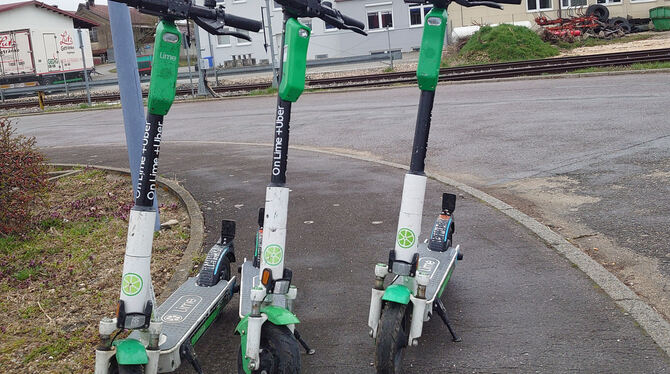 Die E-Scooter, hier auch noch falsch geparkt, werden aus Engstingen verschwinden.  FOTO: WURSTER