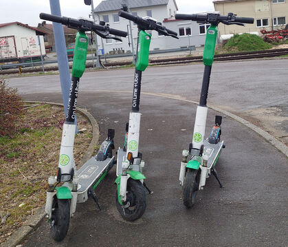 Die E-Scooter, hier auch noch falsch geparkt, werden aus Engstingen verschwinden.  FOTO: WURSTER