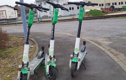 Die E-Scooter, hier auch noch falsch geparkt, werden aus Engstingen verschwinden.  FOTO: WURSTER