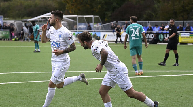 Torjubel: Ante Galic (links) und Christos Chatzimalousis.  FOTO: PIETH