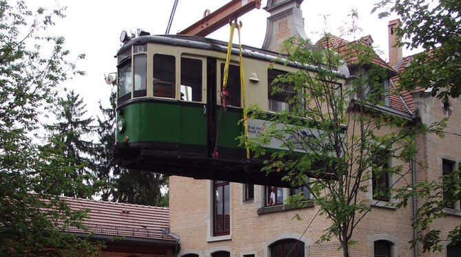 Ein halber Waggon, an den sich noch viele Reutlinger aus dem Modegeschäft Haux erinnern, beim Verladen per Kran in Kirchentellin