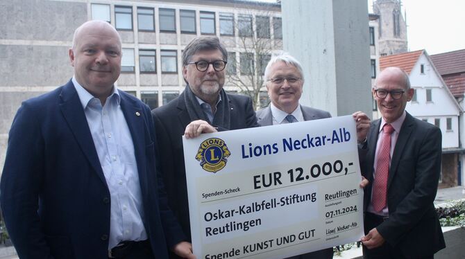 Matthias Betz und Wilfried Thron übergaben Kulturbürgermeister Robert Hahn und Uwe Weber (von links) einen Scheck über 12.000 Eu