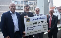 Matthias Betz und Wilfried Thron übergaben Kulturbürgermeister Robert Hahn und Uwe Weber (von links) einen Scheck über 12.000 Eu