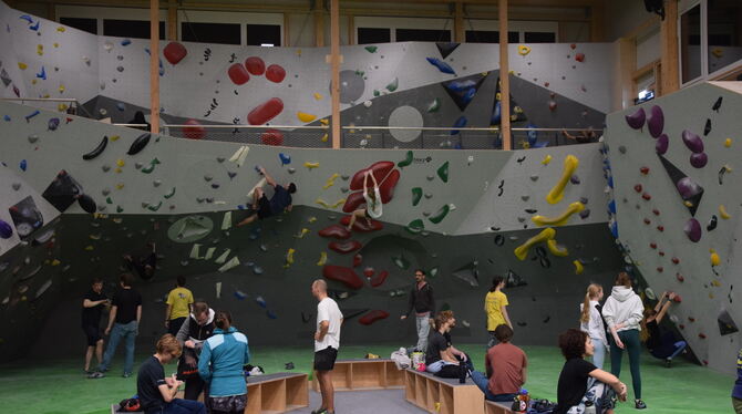 Die Erweiterung des Tübinger Boulderzentrum B12 ist fertig. Innen kann nun auf 800 Quadratmeter gebouldert werden. FOTO: WALDERI