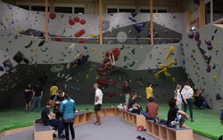 Die Erweiterung des Tübinger Boulderzentrum B12 ist fertig. Innen kann nun auf 800 Quadratmeter gebouldert werden. FOTO: WALDERI