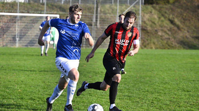 Der VfL Pfullingen und Offensivspieler Lukas Klemenz (links) bekommen gegen den FC Holzhausen eine Lehrstunde erteilt.  FOTO: PI