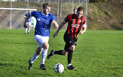 Der VfL Pfullingen und Offensivspieler Lukas Klemenz (links) bekommen gegen den FC Holzhausen eine Lehrstunde erteilt.  FOTO: PI