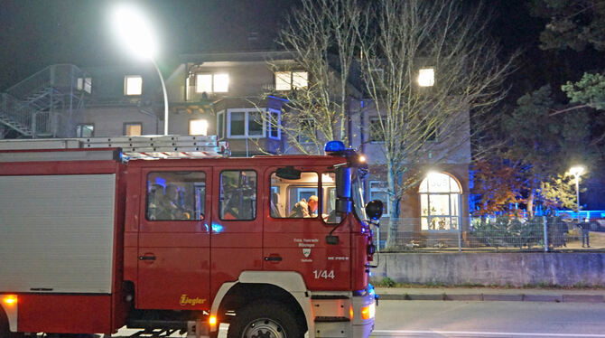 Am späten Sonntagnachmittag rückte die Münsinger Feuerwehr zum ehemaligen Hardt-Hotel aus. Es war erneut ein Fehlalarm.  FOTO: L