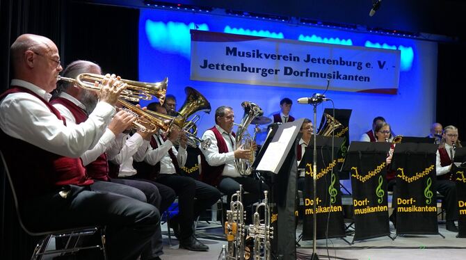 Die Jettenburger Dorfmusikanten unter Leitung von Nick Loris spielten abwechslungsreiche Lieder.  FOTO: STRAUB