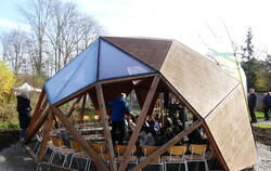 Von der Mannheimer Bundesgartenschau nach Reutlingen: Der neue Garten-Dom macht sich gut auf dem Reutlinger Listhof.