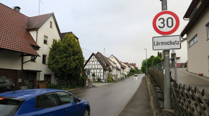 Mit gemächlichem Tempo durch Walddorf. An der Straße Kappel hängt dieses Verkehrsschild und weist auf Tempo 30 hin. Immer wieder