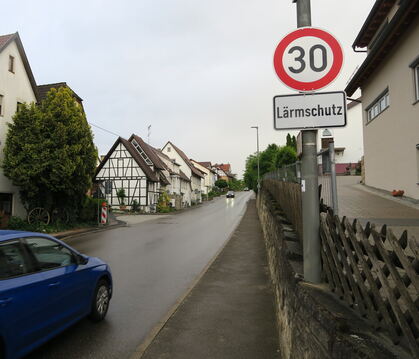 Mit gemächlichem Tempo durch Walddorf. An der Straße Kappel hängt dieses Verkehrsschild und weist auf Tempo 30 hin. Immer wieder